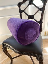 Almofada Gianni Versace bolster travesseiro medusa acolchoada roxo veludo 54cm anos 90 rara, usado comprar usado Almofada Gianni Versace bolster travesseiro medusa acolchoada roxo veludo 54cm anos 90 rara, usado comprar usado  Enviando para Brazil