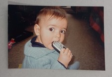 Usado, Fofo bebê menino botão de comer celular foto vintage anos 90 comprar usado  Enviando para Brazil