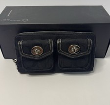 Usado, Carteira Coach com aba preta grande pulseira em excelente estado usado com zíper mini bolsos logotipo comprar usado  Enviando para Brazil