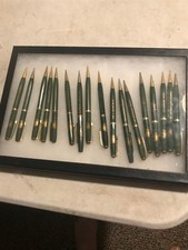 17 lápis mecânicos JOHN DEERE 4 pernas logotipo QFE verde boa vitrine incld comprar usado 17 lápis mecânicos JOHN DEERE 4 pernas logotipo QFE verde boa vitrine incld comprar usado  Enviando para Brazil