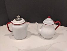 Cafetera Pyrex de colección esmaltada blanca con tapa de vidrio borde rojo con tetera a juego segunda mano  Embacar hacia Mexico