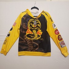Usado, Pulôver moletom Cobra Kai amarelo e preto/multicolorido emblemas tamanho grande comprar usado Usado, Pulôver moletom Cobra Kai amarelo e preto/multicolorido emblemas tamanho grande comprar usado  Enviando para Brazil