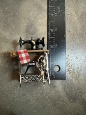 Ímã de geladeira vintage Acme mini máquina de costura comprar usado  Enviando para Brazil