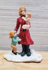 Estatueta vila de neve de Natal mãe vestido vermelho com 2 bonecos infantis, usado comprar usado  Enviando para Brazil