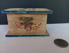 Baúl miniatura pintado inspirado en Peter Hunt, muebles para casa de muñecas, 6" x 3" segunda mano  Embacar hacia Mexico