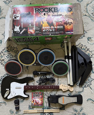 Rock Band 4 Xbox One pacote sem fio Fender Stratocaster guitarra bateria microfone jogo comprar usado  Enviando para Brazil