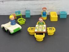 Mesa de cocina Fisher Price Little People sillas de cena bañera familiar inodoro coche segunda mano  Embacar hacia Argentina