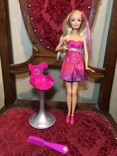 Conjunto de boneca Barbie Loves Glitter T3250 escova e boneca para salão de beleza comprar usado  Enviando para Brazil