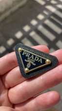 Targhetta prada triangolo usato  Roma