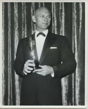 Foto original peso duplo 8x10 de Yul Brynner segurando Oscar 1957 comprar usado  Enviando para Brazil