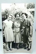 Três jovens mulheres elegantes admirando peixes em uma lagoa foto vintage década de 1940  comprar usado  Enviando para Brazil