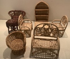 Juego de 8 mini sillas, mesas y estantería de mimbre.  3 pulgadas a 8 pulgadas de altura. segunda mano  Embacar hacia Mexico
