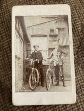 Foto CDV vitoriana dois homens com bicicletas ao ar livre comprar usado  Enviando para Brazil