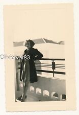Foto vintage 1939 - jovem mulher apoiada em corrimão de varanda comprar usado  Enviando para Brazil