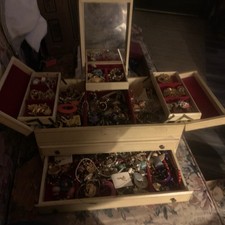 Caixa de joias vintage com bijuterias comprar usado Caixa de joias vintage com bijuterias comprar usado  Enviando para Brazil