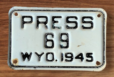 RARO! Placa de licença WYOMING 1945 MOTOCICLETA TAMANHO IMPRENSA NOTÍCIAS " 69" NÚMERO BAIXO comprar usado  Enviando para Brazil