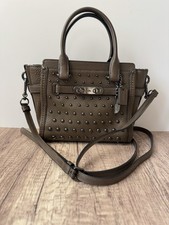 Bolsa satchel Coach Olive cravejada couro seixo Swagger (estilo nº. 57696) comprar usado Bolsa satchel Coach Olive cravejada couro seixo Swagger (estilo nº. 57696) comprar usado  Enviando para Brazil