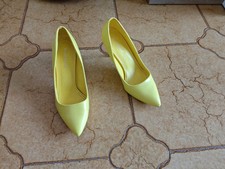 Scarpe gialle fluo usato  Tricase
