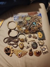 GRAN lote de cajones de chatarra relojes sin probar alfileres y joyas chatarra  segunda mano  Embacar hacia Mexico