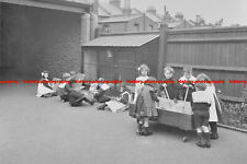 F001835 Crianças no playground Southfields Escola Infantil Wandsworth Londres, usado comprar usado  Enviando para Brazil