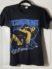 Usado, Camiseta gráfica Scorpions vintage década de 1980 Love At First Sting rock n roll tamanho P comprar usado  Enviando para Brazil