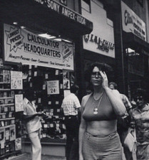CALCULADORAS E MULHERES - Midtown Electronics Row NYC 1977 foto gelatina prata comprar usado  Enviando para Brazil