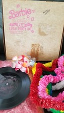 Vintage Barbie Havaiana Divertida Luau Kit de Festa Na Caixa com Disco, Leis, Saia Hula comprar usado  Enviando para Brazil