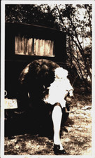 Foto instantânea vintage mulher confortando bebê na parte de trás de carro antigo comprar usado  Enviando para Brazil