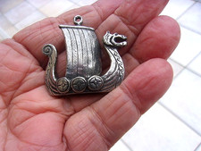 Pendentif drakkar étain d'occasion Pendentif drakkar étain d'occasion  Naintré