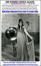 Valli Kemp 1972 vestido de seda sostiene Big Tuba Dr Phibes Rises Again Reino Unido foto 8x10 segunda mano  Embacar hacia Argentina