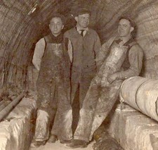 FOTO INSTANTÂNEA ANTIGA DOS TRABALHADORES DA CONSTRUÇÃO DE TÚNEL DE ESGOTO DOS ANOS 1910–20, usado comprar usado FOTO INSTANTÂNEA ANTIGA DOS TRABALHADORES DA CONSTRUÇÃO DE TÚNEL DE ESGOTO DOS ANOS 1910–20, usado comprar usado  Enviando para Brazil