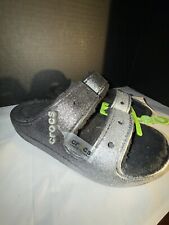 Sandalias Crocs negras plateadas clásicas correas brillantes mujeres 8 hombres 6 difusas acogedoras segunda mano  Embacar hacia Argentina