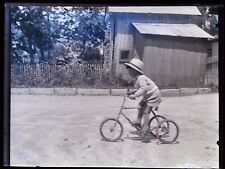 Enfant tricycle photo d'occasion Enfant tricycle photo d'occasion  Paris V