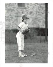 1982 Press Photo Patrick Norris que tem pernas artificiais joga beisebol. comprar usado  Enviando para Brazil