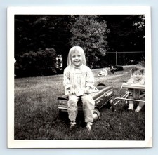 Foto antiga vintage CRIANÇA EM CARRINHO MENINA NO CAPÔ DE CARRO A PEDAL CLÁSSICO, usado comprar usado  Enviando para Brazil