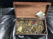 Lote de trabajo de curiosidades y coleccionables antiguos y vintage en una caja de madera segunda mano  Embacar hacia Mexico
