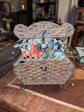 Cesta de vime tecido marrom vintage com alças de ferro forjado com flores, usado comprar usado  Enviando para Brazil
