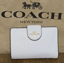 Cartera Coach mediana con cremallera en esquina en tiza con cierre a presión, 5"L x 3.5"H x 1"W #6390 segunda mano  Embacar hacia Argentina