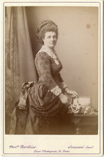 Portrait women with d'occasion  Expédié en Belgium
