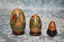 Painted wooden eggs d'occasion  Expédié en Belgium