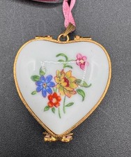 Mini caixa de porcelana vintage Limoges França pingente coração floral branco medalhão comprar usado  Enviando para Brazil