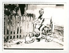 Triciclo de bicicleta de três rodas menino foto antiga menino criança posando comprar usado  Enviando para Brazil