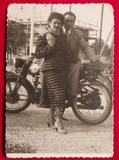 PHOTO FOTO  REGGIO EMILIA COPPIA SU MOTO ( FORSE GILERA )  1945-50  C.  ( F 7 ) comprar usado  Enviando para Brazil