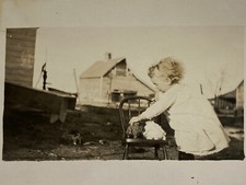 Criança criança brincando com bonecas fora de casa de madeira início dos anos 1900 RPPC comprar usado  Enviando para Brazil