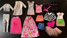 Lote Misto de Roupas Genuínas de Boneca Barbie - Saias, Vestidos, Tops, Calças comprar usado  Enviando para Brazil