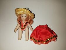 Muñeca de porcelana miniatura vintage con sombrero de paja y falda roja, extremidades móviles segunda mano  Embacar hacia Mexico