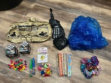 Suministros de fiesta con tema de los 90 - algunos artículos nuevos - algunos artículos usados una vez segunda mano  Embacar hacia Mexico