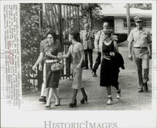 1971 Press Photo Isabel Villa, filhas deixam reunião com Pres. Nixon, Flórida comprar usado  Enviando para Brazil