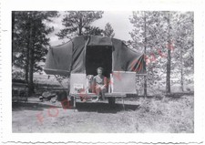 Foto antiga vintage da década de 1950 de mulher e seu cachorro trailer de viagem barraca campista dobrável comprar usado  Enviando para Brazil