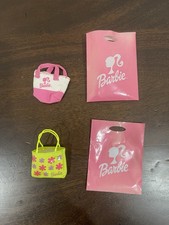 Usado, Boneca Barbie rara edição japonesa bolsa acessórios com sacos plásticos com logotipo comprar usado  Enviando para Brazil